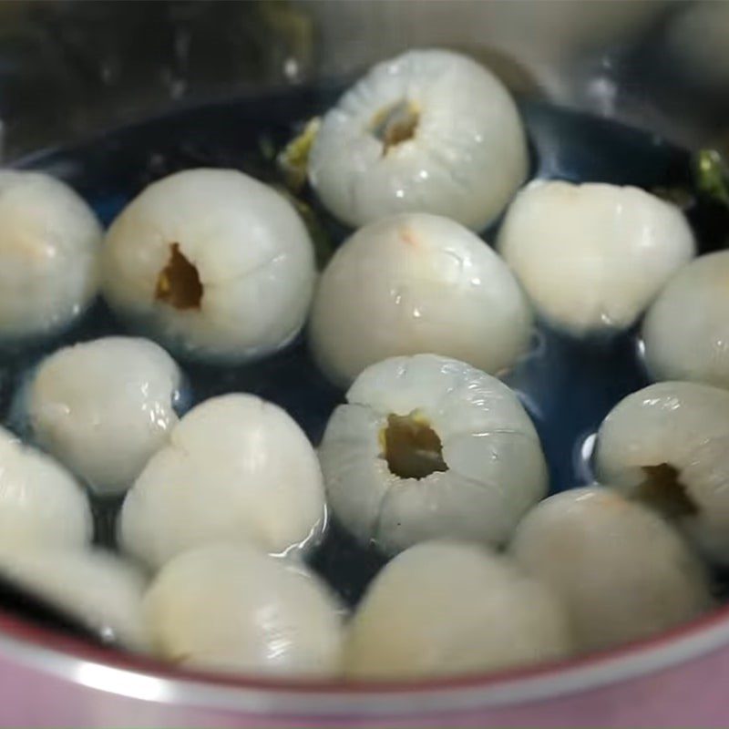 Step 2 Dyeing the lychee fruit with butterfly pea yogurt