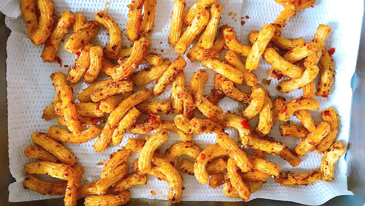 Fried macaroni with butter, garlic, and chili (recipe shared by a user)