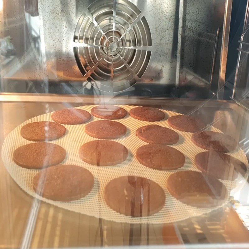 Step 4 Baking the cookies Cheese cookies in animal shapes