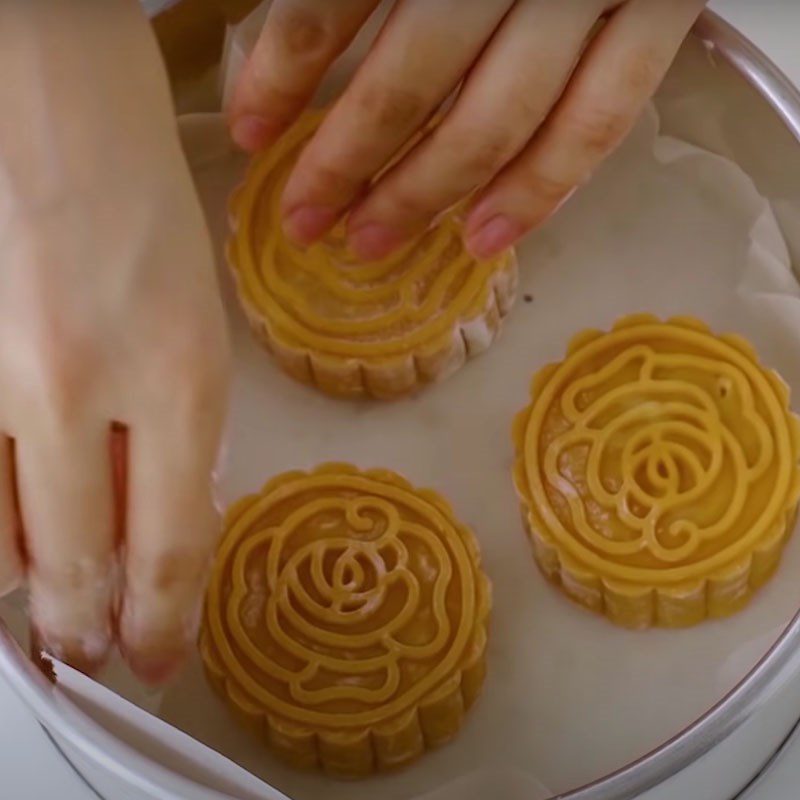 Step 5 Baking the Mooncake in the shape of a fish