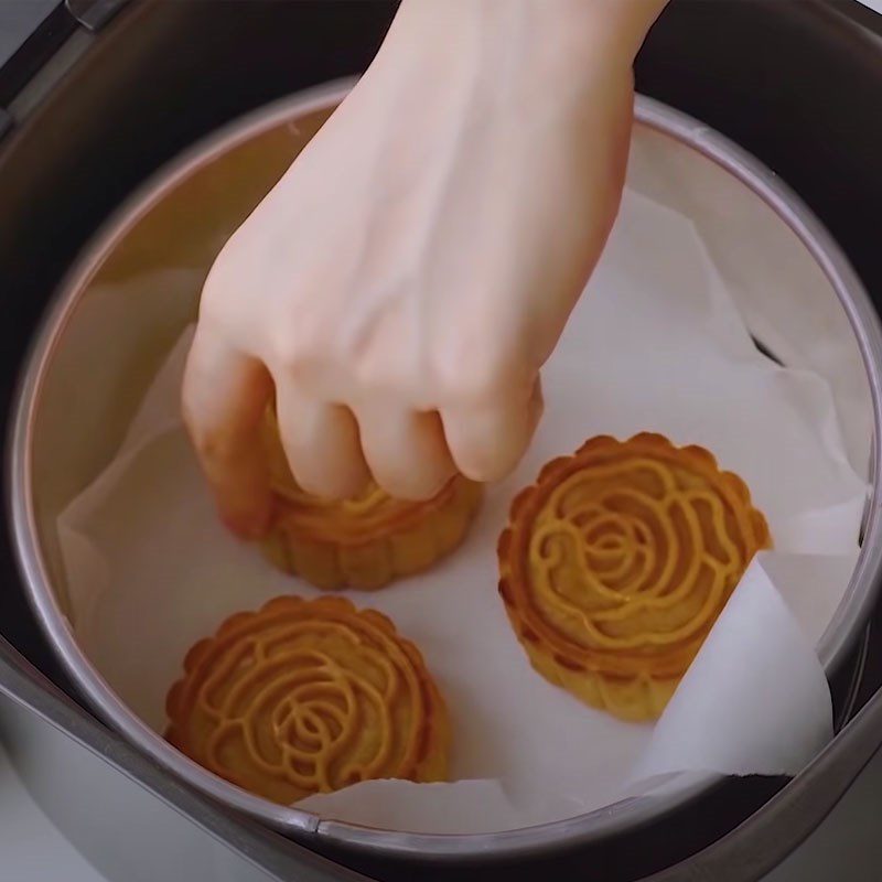 Step 5 Baking the Mooncake in the shape of a fish