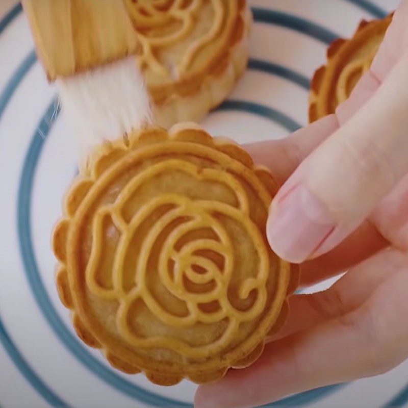 Step 5 Baking the Mooncake in the shape of a fish