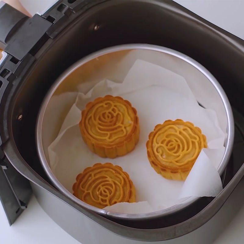 Step 5 Bake the cake for the mooncake with durian coconut filling using the air fryer