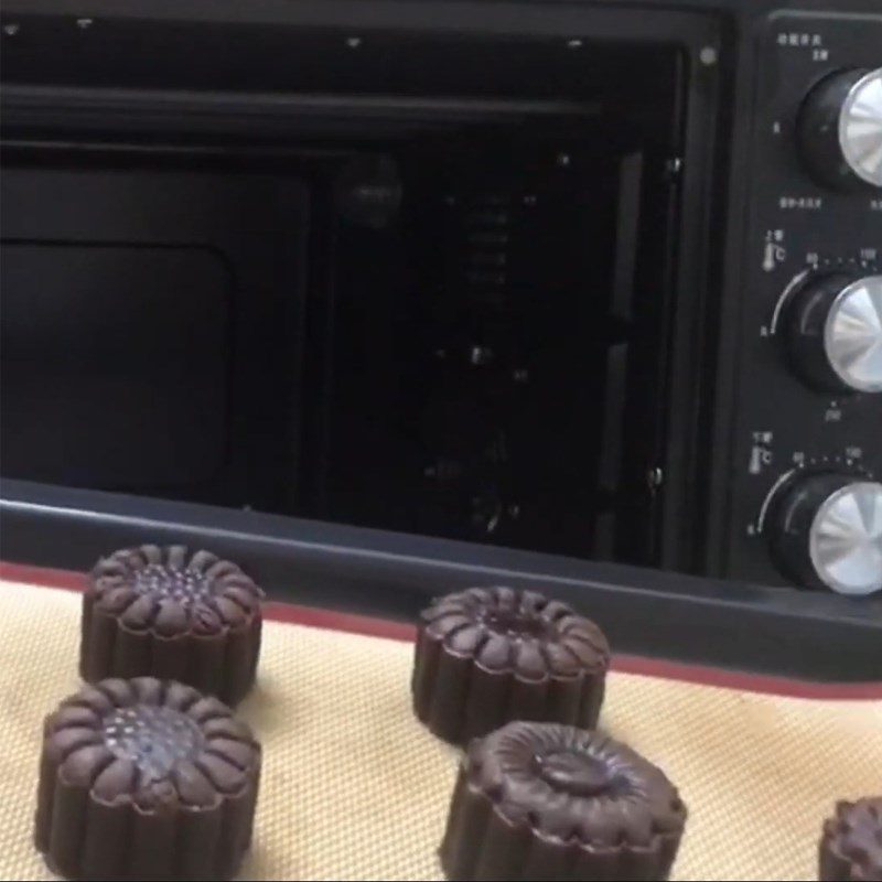 Step 6 Baking the cake Mooncake with chocolate and cheese filling