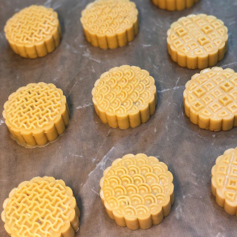 Step 3 Baking the pastry Mung bean mooncake baked in the oven