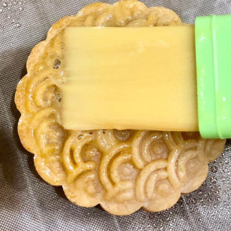 Step 3 Baking the pastry Mung bean mooncake baked in the oven