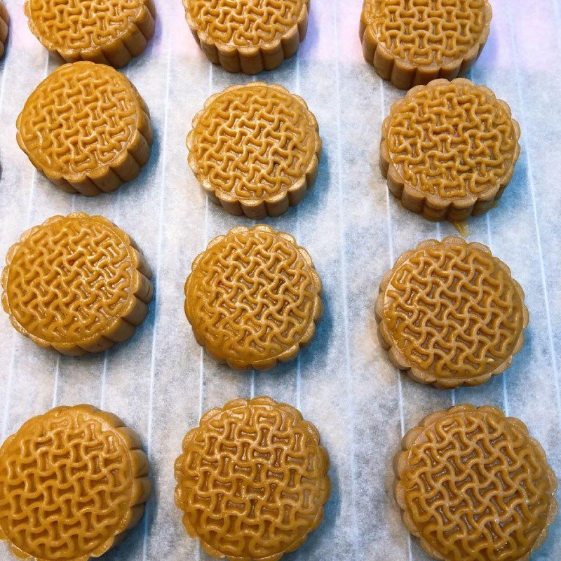 Step 3 Baking the pastry Mung bean mooncake baked in the oven