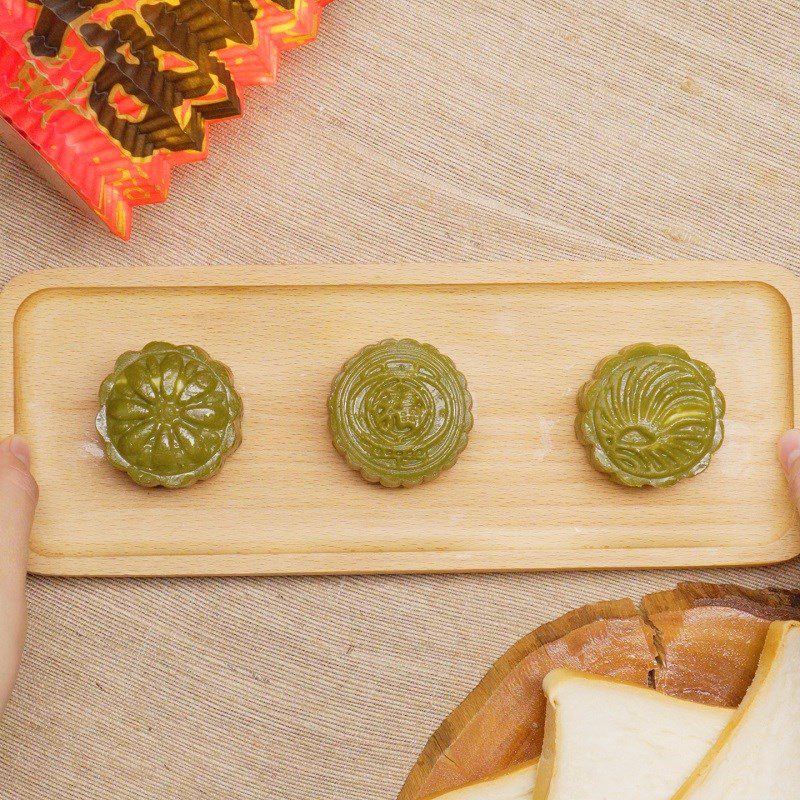 Step 3 Bake the cake Green tea cheese mooncake using sandwich