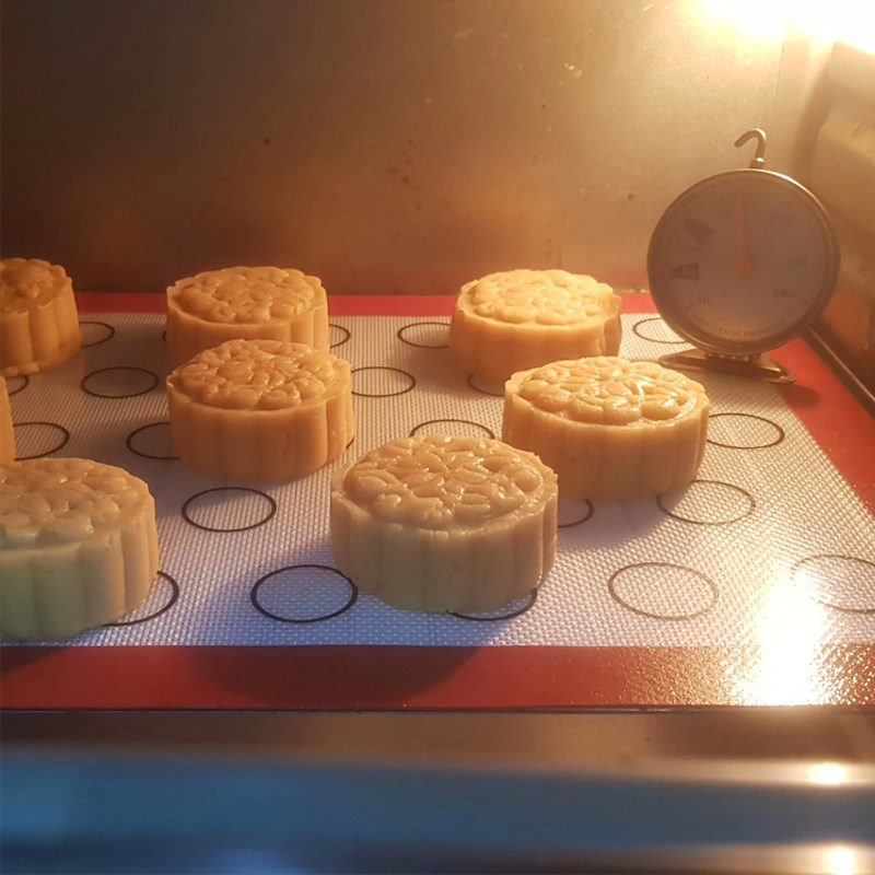 Step 7 Baking the cake Mooncake for diabetics with lotus seed filling