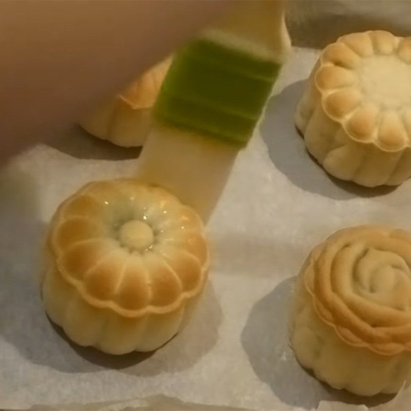 Step 5 Baking the cake Mooncake for diabetics with mung bean and durian filling