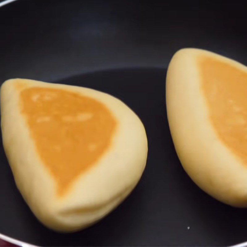 Step 4 Bake the bread in a pan Honey-filled bread using a pan