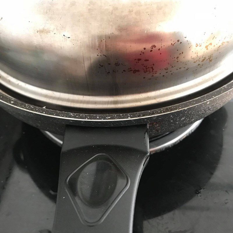 Step 5 Baking the cake in a non-stick pan Chocolate banana sponge cake without an oven