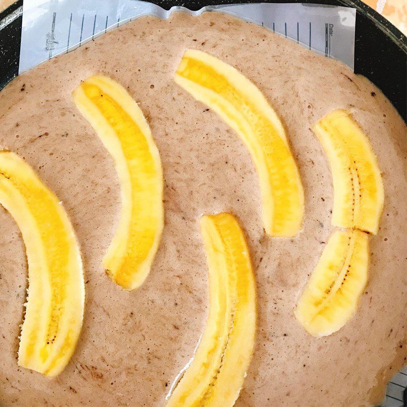 Step 5 Baking the cake in a non-stick pan Chocolate banana sponge cake without an oven