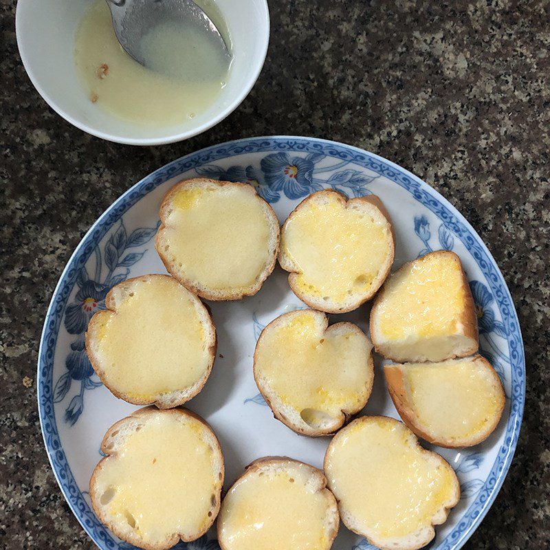 Step 3 Toasting butter sugar bread Dried butter sugar bread