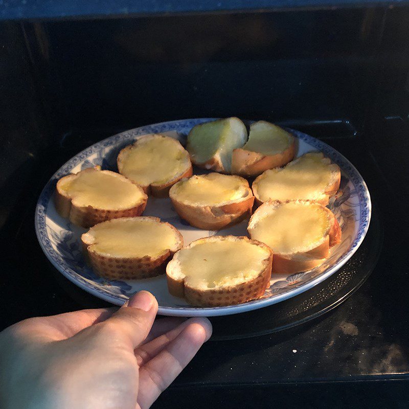 Step 3 Toasting butter sugar bread Dried butter sugar bread