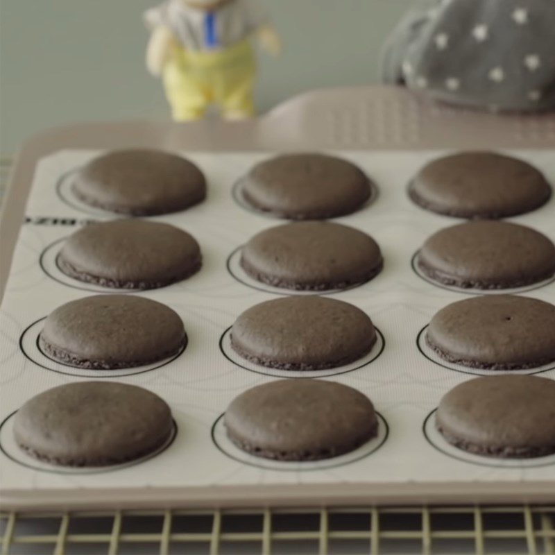 Step 3 Bake two layers of Oreo macaron shells