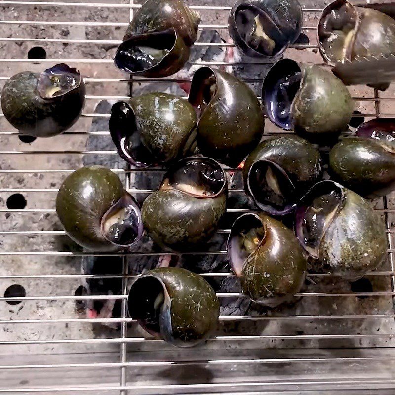 Step 3 Grill the snails Grilled apple snails with salt and chili