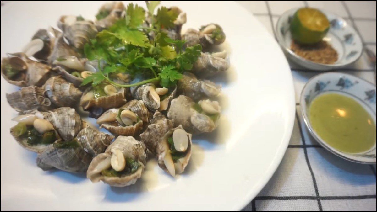 Grilled thorn snails with green onion oil