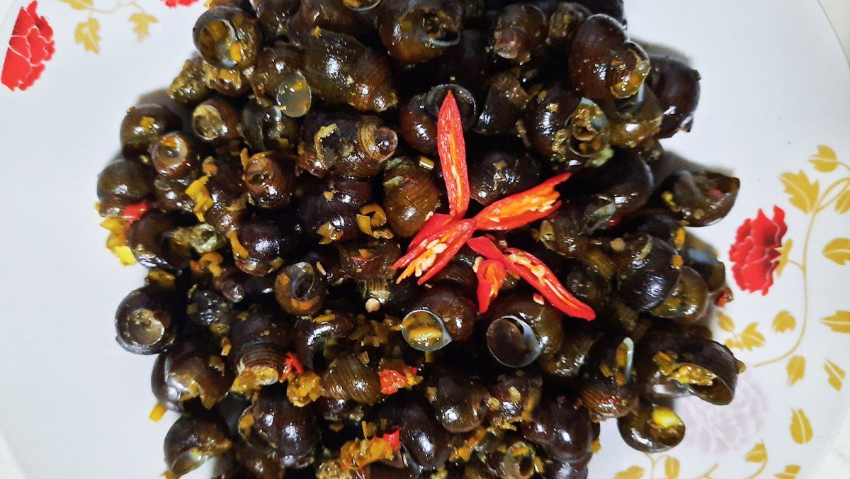 Stir-fried rice snails with lemongrass and chili (recipe shared by a user)