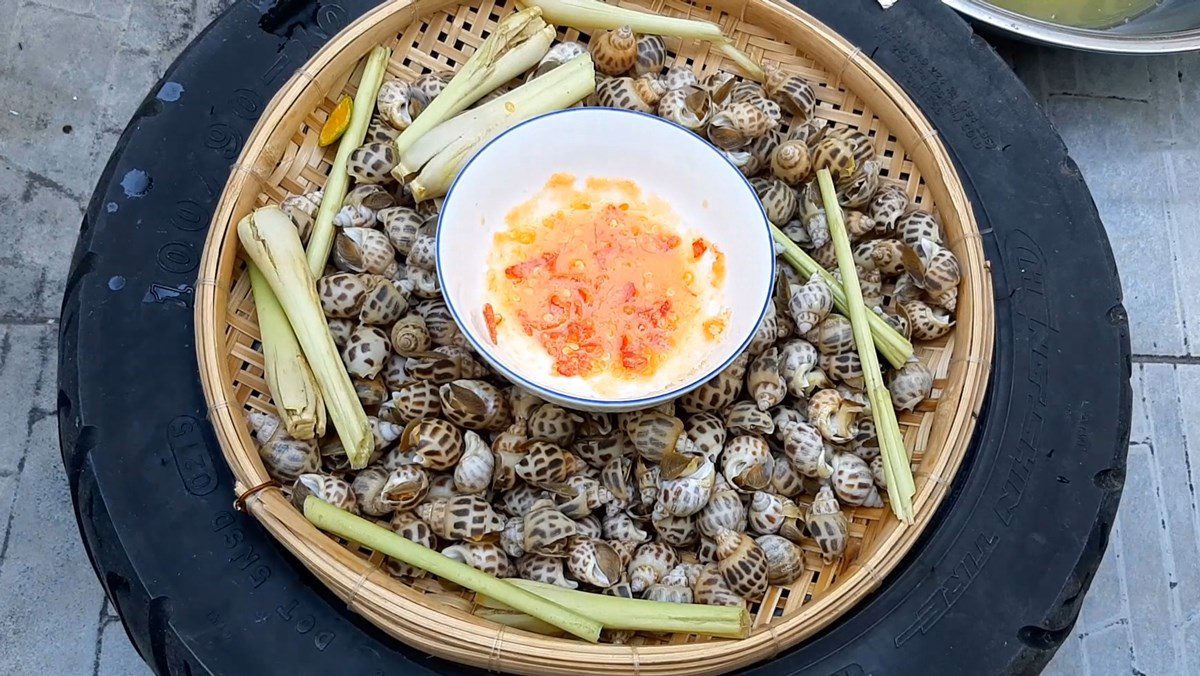 Grilled sea snails baked in foil