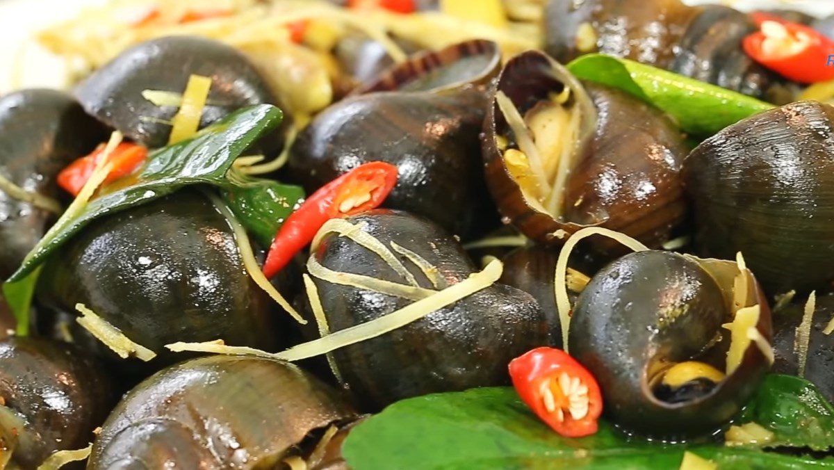 Stir-fried Apple Snails with Curry