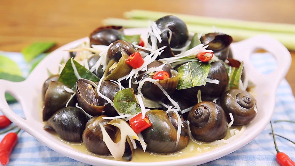 Stir-fried snails with coconut