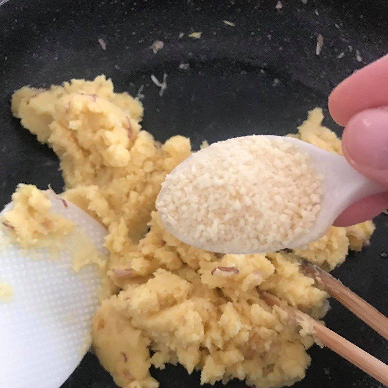 Step 2 Sautéing the filling for green bean filling tapioca cake