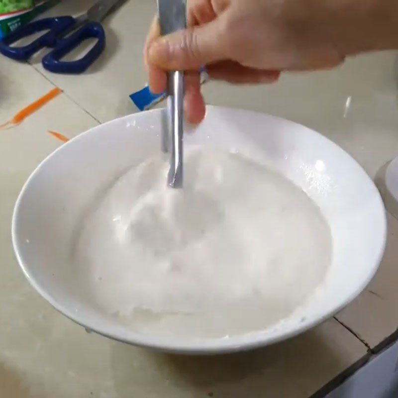 Step 4 Mix the batter for seafood vegetarian rolls