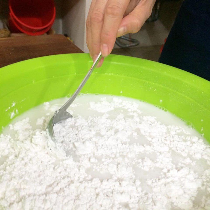 Step 3 Mix the batter for rice cake with shrimp filling