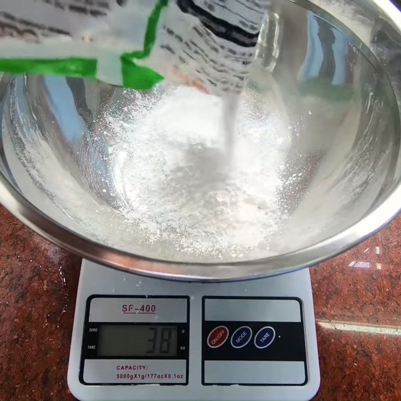 Step 1 Prepare the dough for grilled meat rice rolls