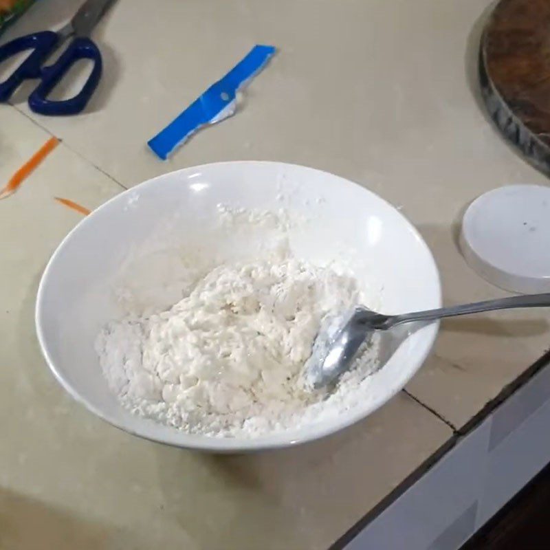 Step 4 Mix the batter for seafood vegetarian rolls