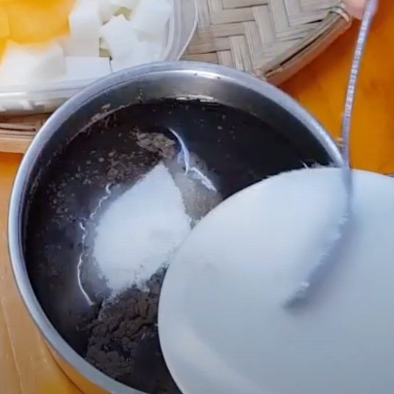 Step 1 Mix the powder and cook the sương sáo Fresh Sương Sáo with Milk