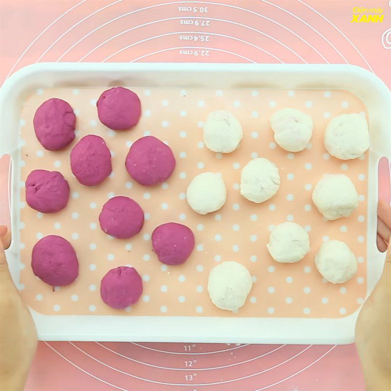 Step 2 Mix the white dough for rose-shaped buns