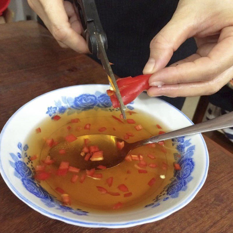 Step 5 Prepare fish sauce for sweet potato shrimp pancakes