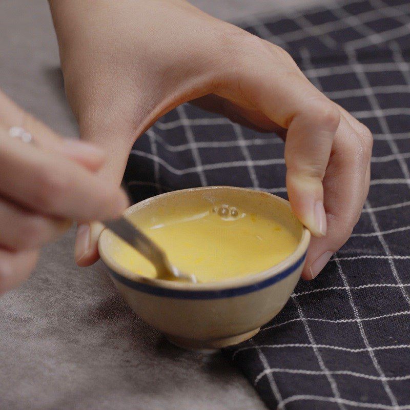 Step 4 Mix egg and milk to brush on the surface of the mooncake with mung bean filling using a rice cooker