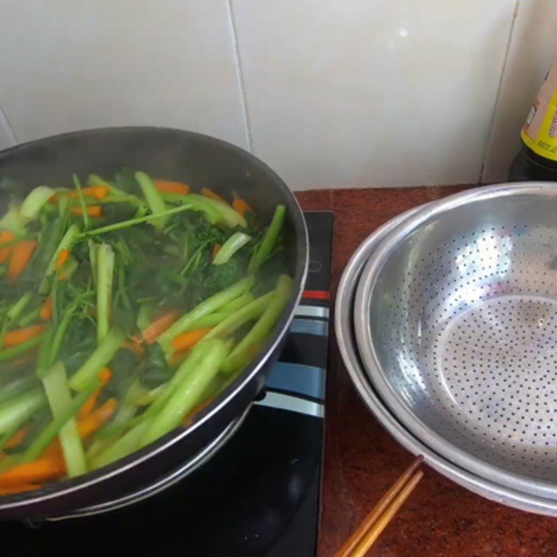 Step 3 Mixing stir-fry sauce and stir-frying vegetables Vegetarian fried rice noodles