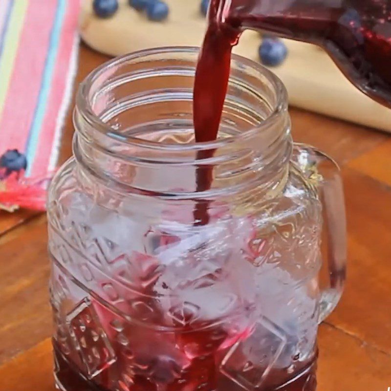 Step 3 Mix blueberry soda Fresh blueberry soda