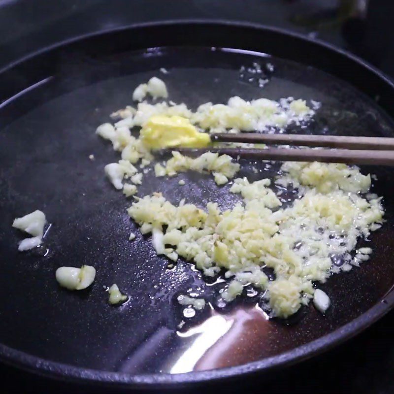 Step 3 Sauté garlic butter Soft boiled eggs stir-fried with garlic butter and water spinach