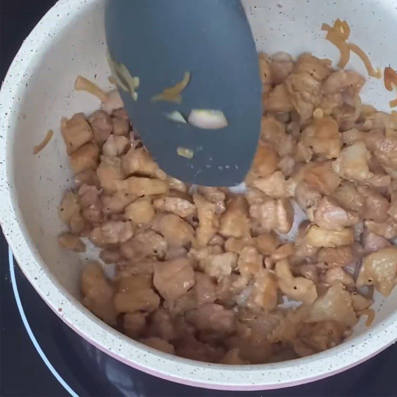 Step 2 Sauté shallots and stir-fry the meat for Mooncake with layers of sticky rice and braised pork filling