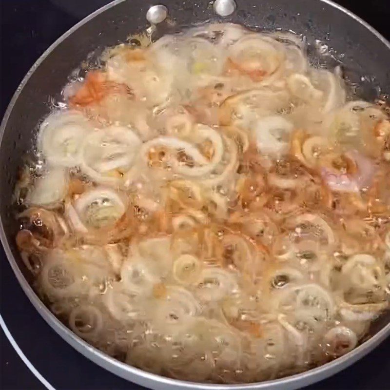 Step 2 Sauté shallots and stir-fry the meat for Mooncake with layers of sticky rice and braised pork filling