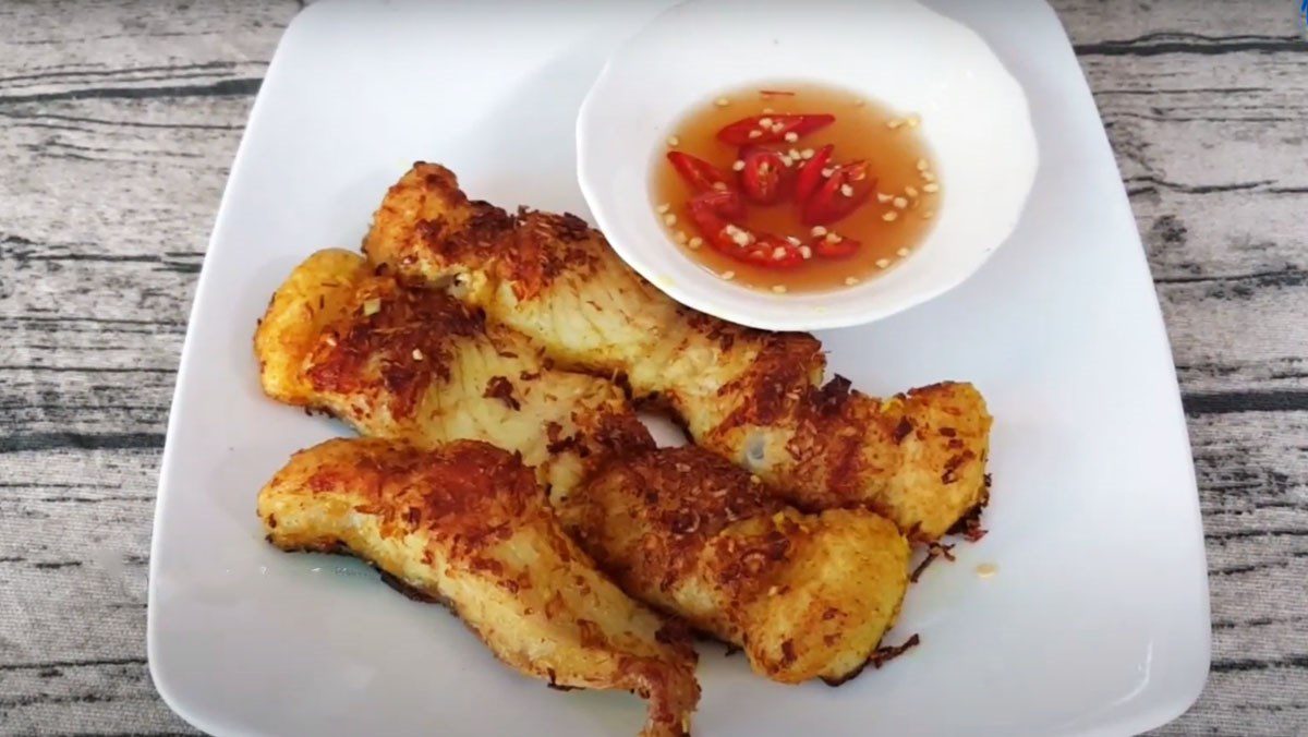 Fried snakehead fish fillet with lemongrass and chili