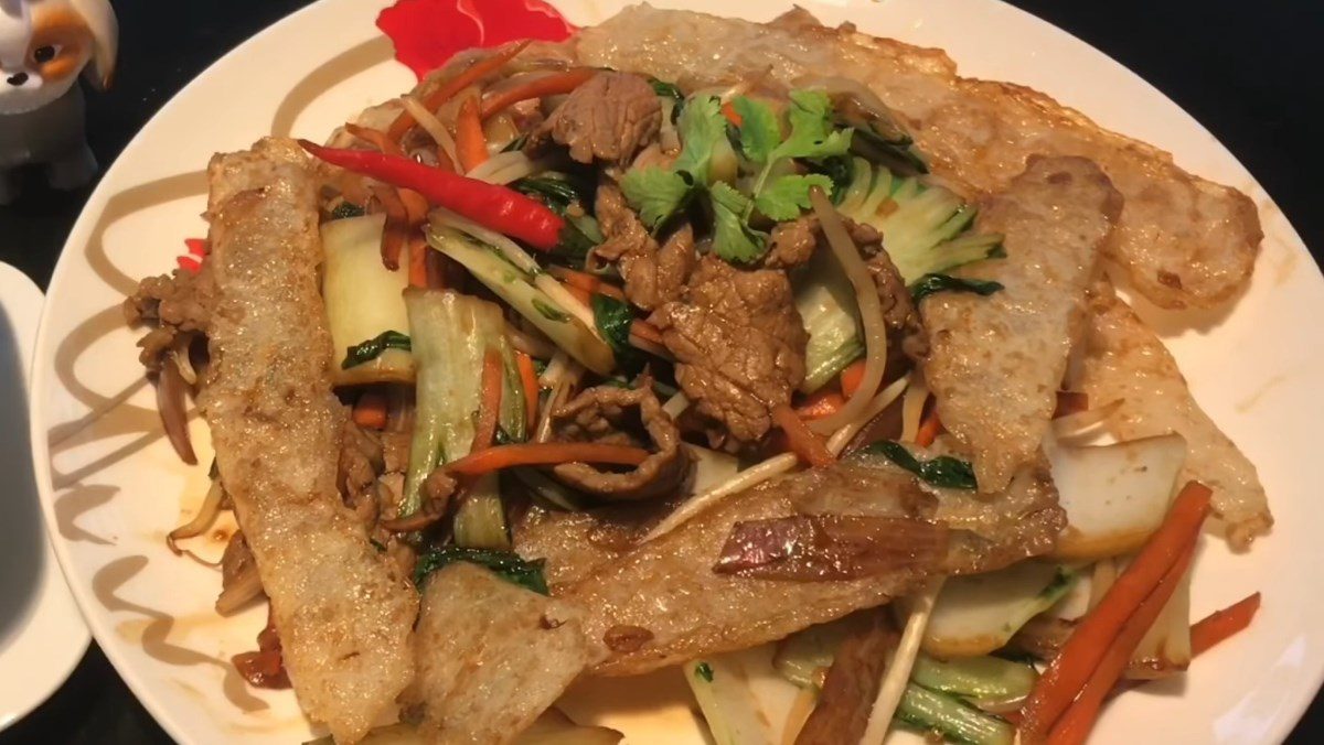 Crispy stir-fried pho with beef