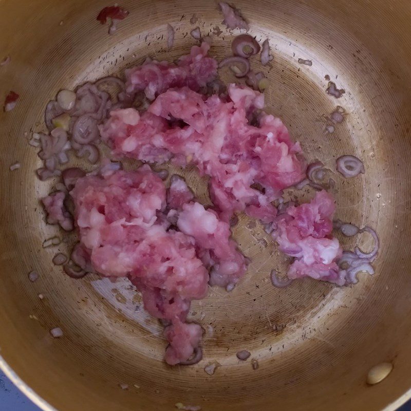 Step 3 Stir-fry the meat with the ingredients Stir-fried green beans with meat and carrots