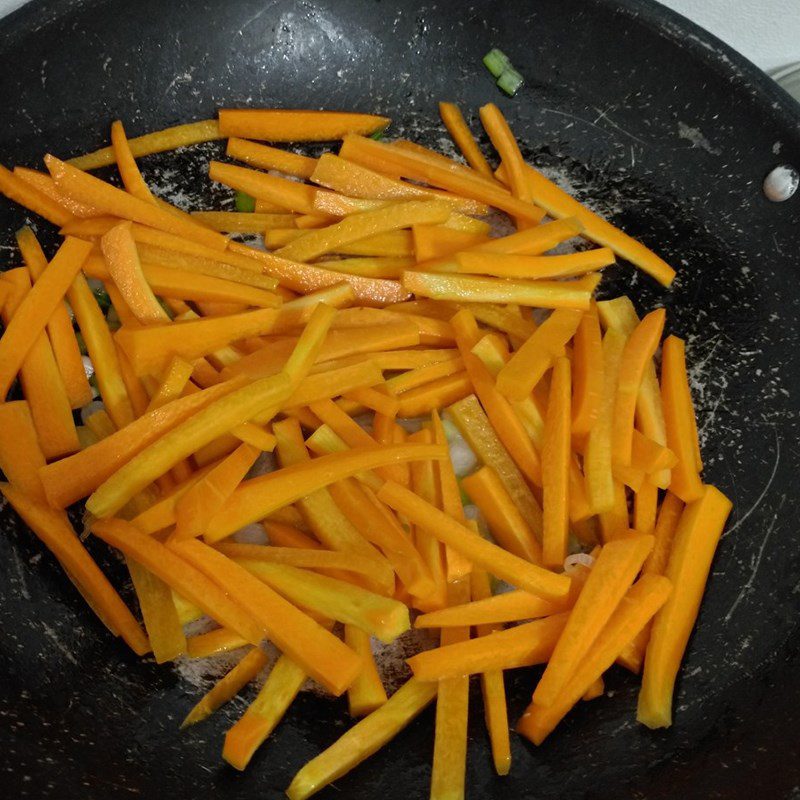 Step 3 Stir-fry the meat with the ingredients Stir-fried green beans with meat and carrots