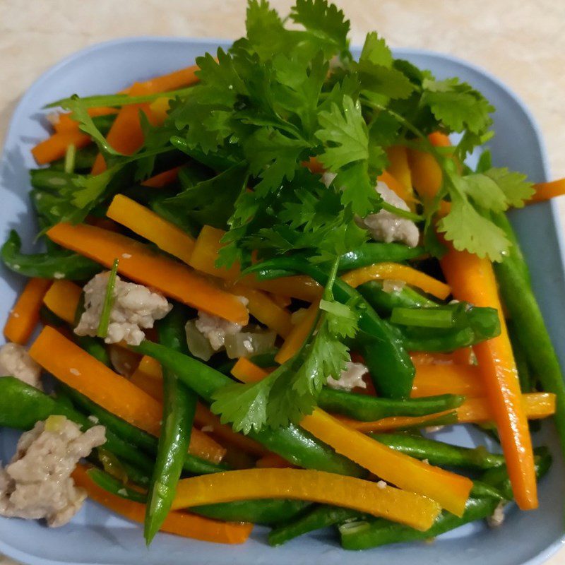 Step 3 Stir-fry the meat with the ingredients Stir-fried green beans with meat and carrots