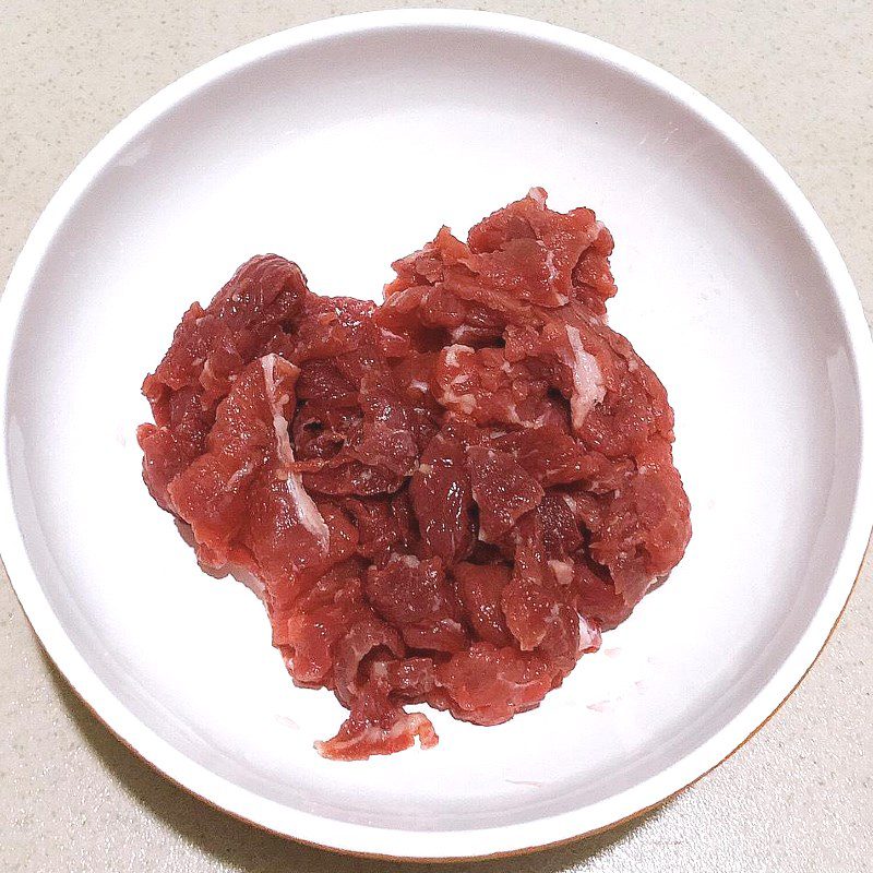 Step 2 Prepare and marinate the beef for the beef stew with starfruit (recipe shared by users)