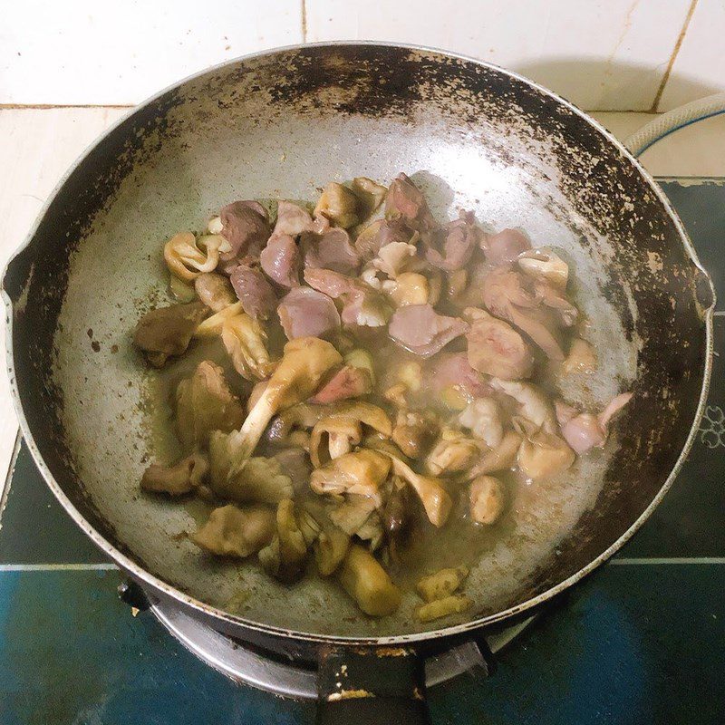 Step 2 Stir-fried chicken gizzards with mushrooms Stir-fried gizzards with straw mushrooms