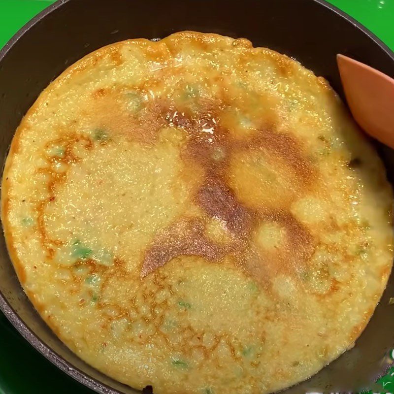 Step 4 Fry the cake Fried flour cake with onion