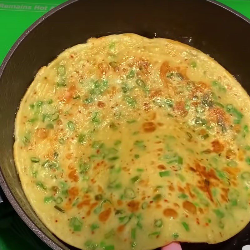 Step 4 Fry the cake Fried flour cake with onion