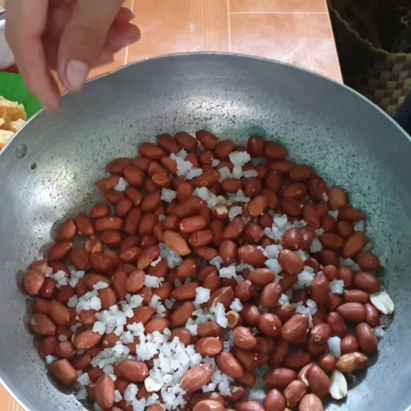 Step 3 Roasted peanuts Crispy pork fat coated with sugar